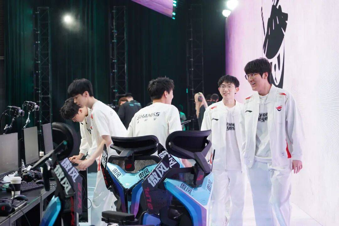 TES力克100T,Tarzan开启传奇时刻强强对话成都决赛之夜,引爆全场热议 TES力克100T,Tarzan开启传奇时刻强强对话成都决赛之夜,引爆全场热议